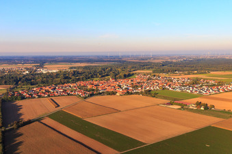 Vue de la ville depuis le sud-ouest à Steinweiler dans le département Rhénanie-Palatinat, Allemagne d'en haut