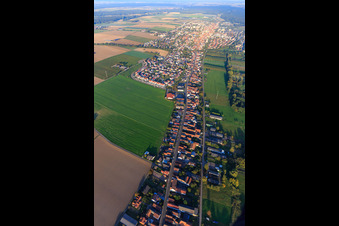 Vue aérienne de La Saarstrasse le soir depuis l'ouest à Kandel dans le département Rhénanie-Palatinat, Allemagne
