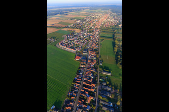 Vue oblique de La Saarstrasse le soir depuis l'ouest à Kandel dans le département Rhénanie-Palatinat, Allemagne