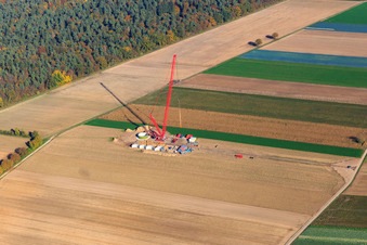 Vue aérienne de Chantier de construction à la fondation de l'éolienne avec grue dans le parc éolien Hatzenbühl à Hatzenbühl dans le département Rhénanie-Palatinat, Allemagne