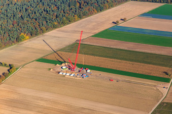 Photographie aérienne de Chantier de construction à la fondation de l'éolienne avec grue dans le parc éolien Hatzenbühl à Hatzenbühl dans le département Rhénanie-Palatinat, Allemagne