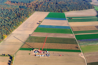 Chantier de construction à la fondation de l'éolienne avec grue dans le parc éolien Hatzenbühl à Hatzenbühl dans le département Rhénanie-Palatinat, Allemagne d'en haut