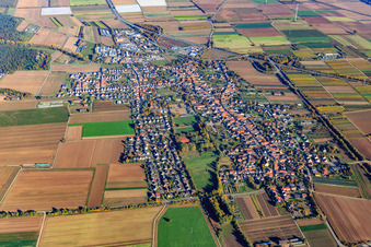 Vue aérienne de Vue d'ensemble de la ville en face de la B9 depuis l'ouest à Schwegenheim dans le département Rhénanie-Palatinat, Allemagne