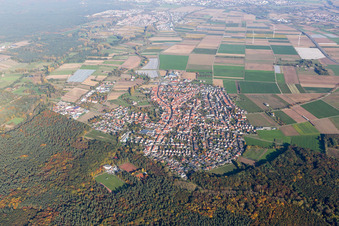 Vue aérienne de Vue des rues et des maisons dans les quartiers résidentiels à Harthausen dans le département Rhénanie-Palatinat, Allemagne