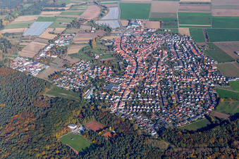 Vue aérienne de Vue des rues et des maisons dans les quartiers résidentiels à Harthausen dans le département Rhénanie-Palatinat, Allemagne