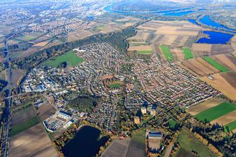 Vue aérienne de Vue d'ensemble de la ville sur le côté droit de la B9 depuis le sud-ouest à Neuhofen dans le département Rhénanie-Palatinat, Allemagne