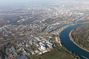 Vue aérienne de Quartier Rheingönheim in Ludwigshafen am Rhein dans le département Rhénanie-Palatinat, Allemagne