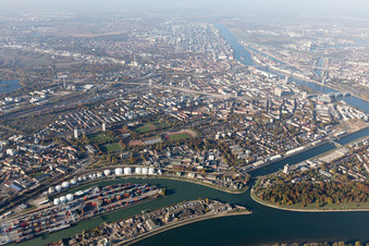 Photographie aérienne de Kaiserwörthhafen à le quartier Mundenheim in Ludwigshafen am Rhein dans le département Rhénanie-Palatinat, Allemagne