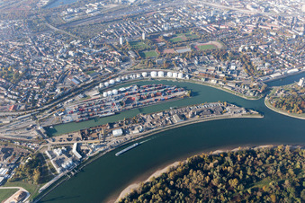 Vue oblique de Kaiserwörthhafen à le quartier Mundenheim in Ludwigshafen am Rhein dans le département Rhénanie-Palatinat, Allemagne
