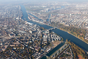 Vue aérienne de Luitpoldhafen à le quartier Süd in Ludwigshafen am Rhein dans le département Rhénanie-Palatinat, Allemagne