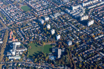 Vue aérienne de Bâtiment scolaire du Moll-Gymnasium dans le quartier de Lindenhof à le quartier Niederfeld in Mannheim dans le département Bade-Wurtemberg, Allemagne