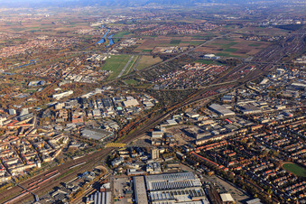 Vue aérienne de Université technique Mannheim sur Speyerer Straße et la ligne de chemin de fer et John Deere GmbH & Co KG à le quartier Almenhof in Mannheim dans le département Bade-Wurtemberg, Allemagne