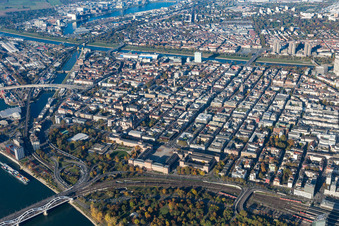 Vue aérienne de Château et Innenstadt à le quartier Innenstadt in Mannheim dans le département Bade-Wurtemberg, Allemagne
