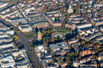 Vue aérienne de Château d'eau d'Augustaanlage à le quartier Oststadt in Mannheim dans le département Bade-Wurtemberg, Allemagne