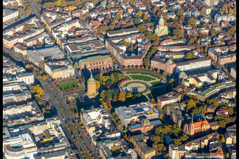 Vue aérienne de Château d'eau, galerie d'art, roseraie et église du Christ autour de la Friedrichsplatz dans le centre-ville à le quartier Oststadt in Mannheim dans le département Bade-Wurtemberg, Allemagne