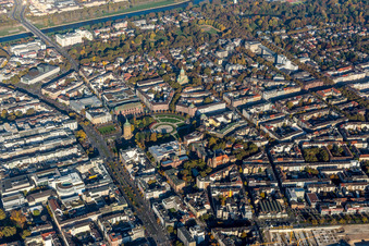 Vue aérienne de Quartier Schwetzinger Vorstadt et Oststadt autour de la Friedrichsplatz dans la zone urbaine à le quartier Oststadt in Mannheim dans le département Bade-Wurtemberg, Allemagne