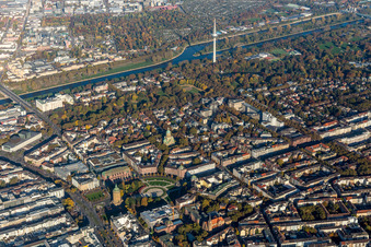 Vue aérienne de Quartier Oststadt entre Neckarufer et Friedrichsplatz dans la zone urbaine à le quartier Oststadt in Mannheim dans le département Bade-Wurtemberg, Allemagne