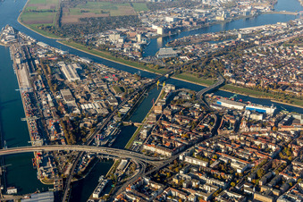Vue aérienne de Quais et postes d'amarrage de navires dans le bassin portuaire du port intérieur du Rhin dans le district de Mühlauhafen à le quartier Innenstadt in Mannheim dans le département Bade-Wurtemberg, Allemagne