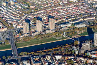 Vue aérienne de Pont Kurpfalz sur le Neckar et trois immeubles de grande hauteur sur les rives du quartier de Neckarstadt à le quartier Neckarstadt-Ost in Mannheim dans le département Bade-Wurtemberg, Allemagne