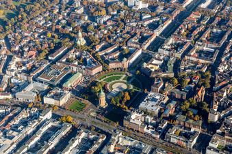 Vue aérienne de Ensemble de la Friedrichplatz avec le château d'eau (emblème de la ville), la Kunsthalle (chantier de construction), la roseraie et l'église du Christ à le quartier Oststadt in Mannheim dans le département Bade-Wurtemberg, Allemagne