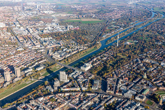 Vue aérienne de Ponts du Neckar à le quartier Oststadt in Mannheim dans le département Bade-Wurtemberg, Allemagne
