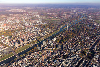 Vue aérienne de Ponts du Neckar à le quartier Oststadt in Mannheim dans le département Bade-Wurtemberg, Allemagne