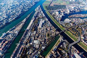 Vue aérienne de Quais et postes d'amarrage de navires dans le bassin portuaire du port intérieur du Rhin dans le district de Mühlauhafen à le quartier Innenstadt in Mannheim dans le département Bade-Wurtemberg, Allemagne