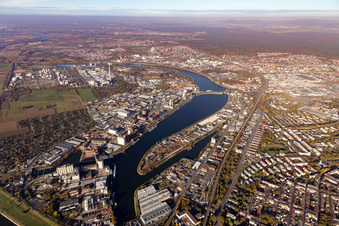 Photographie aérienne de Port industriel de Friesenheimer Insel à le quartier Neckarstadt-West in Mannheim dans le département Bade-Wurtemberg, Allemagne