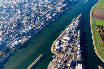 Vue aérienne de Zones riveraines le long de l'embouchure du Neckar dans le Rhin en face de BASF dans le quartier de Mühlauhafen à le quartier Innenstadt in Mannheim dans le département Bade-Wurtemberg, Allemagne