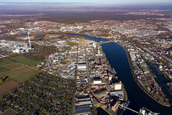 Vue oblique de Île Friesenheimer de Bonadieshafen à le quartier Neckarstadt-West in Mannheim dans le département Bade-Wurtemberg, Allemagne
