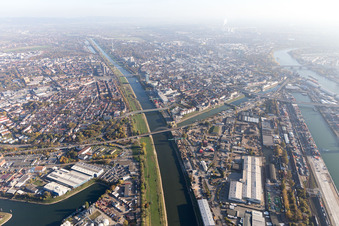 Vue aérienne de Pont Jungbusch à le quartier Neckarstadt-West in Mannheim dans le département Bade-Wurtemberg, Allemagne