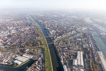 Vue aérienne de Pont Jungbusch à le quartier Neckarstadt-West in Mannheim dans le département Bade-Wurtemberg, Allemagne