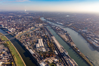 Vue oblique de Port de Mannheim à le quartier Innenstadt in Mannheim dans le département Bade-Wurtemberg, Allemagne