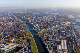 Vue aérienne de Installations portuaires du Mühlauhafen sur les rives du Neckar et du Rhin en face du quartier de Jungbusch à le quartier Innenstadt in Mannheim dans le département Bade-Wurtemberg, Allemagne