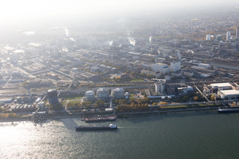 Quartier BASF in Ludwigshafen am Rhein dans le département Rhénanie-Palatinat, Allemagne vu d'un drone