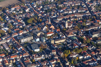 Vue aérienne de 2 bâtiments d'église au centre du village à le quartier Oppau in Ludwigshafen am Rhein dans le département Rhénanie-Palatinat, Allemagne
