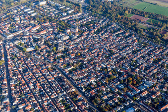Vue aérienne de Vue des rues et des maisons dans les quartiers résidentiels à le quartier Oggersheim in Ludwigshafen am Rhein dans le département Rhénanie-Palatinat, Allemagne