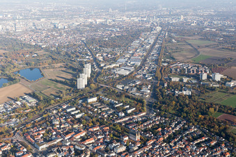 Vue aérienne de Rue Mannheimer à le quartier Oggersheim in Ludwigshafen am Rhein dans le département Rhénanie-Palatinat, Allemagne