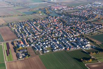 Vue aérienne de Vue des rues et des maisons dans les quartiers résidentiels à le quartier Schauernheim in Dannstadt-Schauernheim dans le département Rhénanie-Palatinat, Allemagne