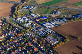 Vue aérienne de Zone commerciale Im Weichlingsgarten en direction de l'A65 avec le centre sportif TV Hochdorf et Manz Pfälzer Holz-Manufaktur eK à le quartier Assenheim in Hochdorf-Assenheim dans le département Rhénanie-Palatinat, Allemagne