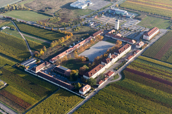 Vue aérienne de Le quartier de Hornbach à Neustadt an der Weinstraße dans le département Rhénanie-Palatinat, Allemagne