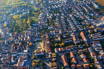 Vue aérienne de Vue d'ensemble du village depuis l'est avec Am Alten Sportpl à le quartier Diedesfeld in Neustadt an der Weinstraße dans le département Rhénanie-Palatinat, Allemagne