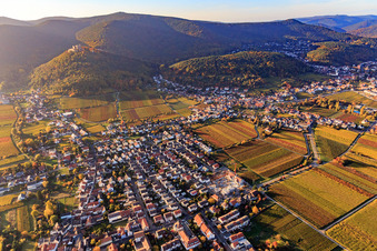 Vue aérienne de Vue d'ensemble du village depuis l'est avec chantier de construction sur Weinstr à le quartier Diedesfeld in Neustadt an der Weinstraße dans le département Rhénanie-Palatinat, Allemagne