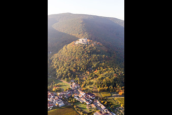 Vue aérienne de Le château de Hambach, dans le district de Hambach. Berceau de la démocratie allemande à le quartier Diedesfeld in Neustadt an der Weinstraße dans le département Rhénanie-Palatinat, Allemagne