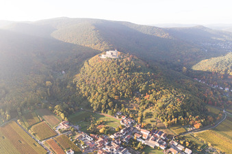 Château de Hambach à le quartier Diedesfeld in Neustadt an der Weinstraße dans le département Rhénanie-Palatinat, Allemagne d'un drone