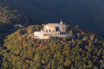 Vue aérienne de Château de Hambach à le quartier Diedesfeld in Neustadt an der Weinstraße dans le département Rhénanie-Palatinat, Allemagne