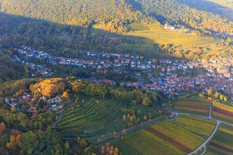 Vue aérienne de Le château de Kropsburg aux couleurs d'automne vu du sud à le quartier SaintMartin in Sankt Martin dans le département Rhénanie-Palatinat, Allemagne