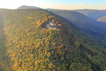 Vue aérienne de Ruines du château de Rietburg à Herbswald à Venningen dans le département Rhénanie-Palatinat, Allemagne