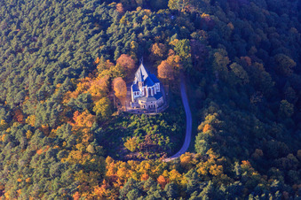Vue aérienne de La chapelle Sainte-Anne dans la forêt d'automne à Burrweiler dans le département Rhénanie-Palatinat, Allemagne
