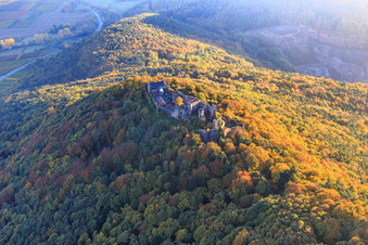 Vue aérienne de Ruines du château de Madenburg dans la forêt d'automne à la lumière du soir à Eschbach dans le département Rhénanie-Palatinat, Allemagne